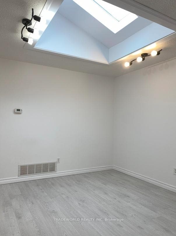 90 Petworth Crescent photo 5