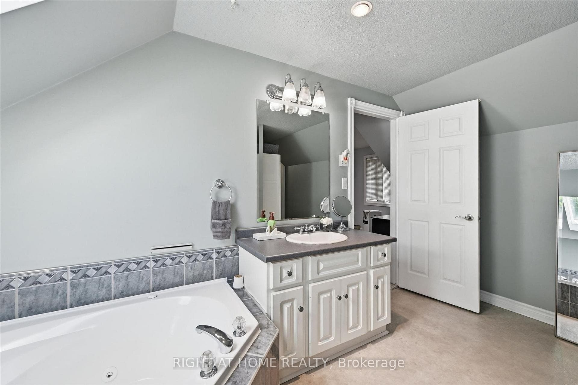 Semi-Ensuite With Separate Toilet Room, Jetted Tub