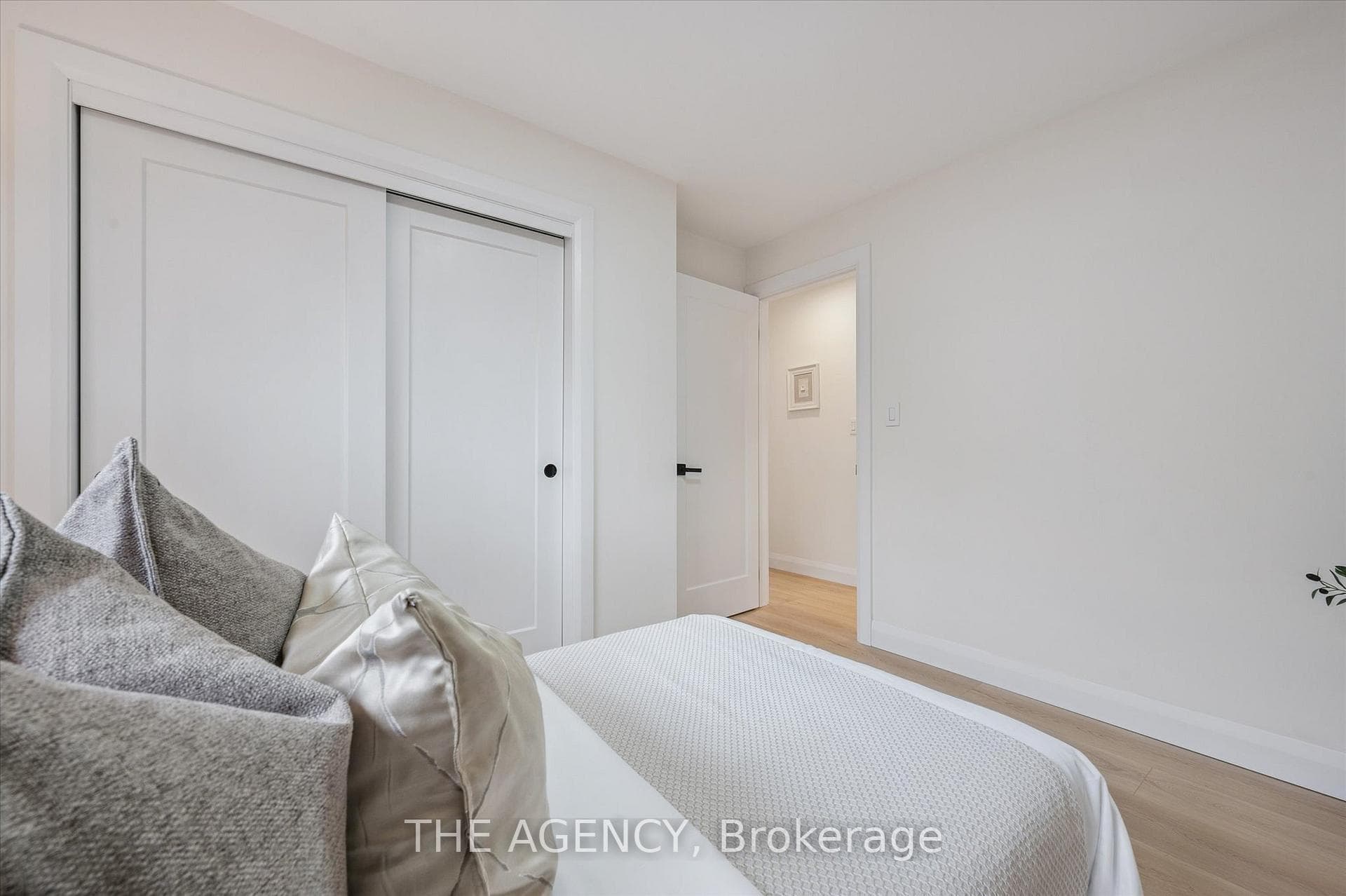 881 Dunbar Road photo 13