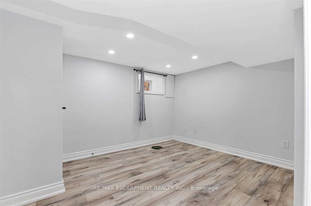 54 Craigmiller Avenue Unit Lower photo 7