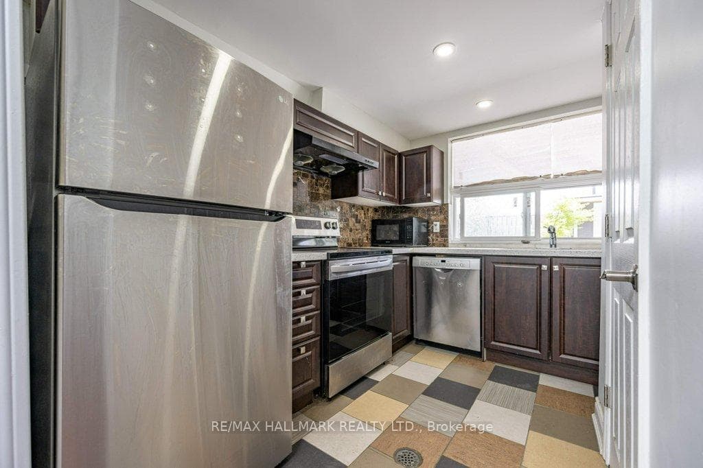 690&692 Birchmount Road photo 14