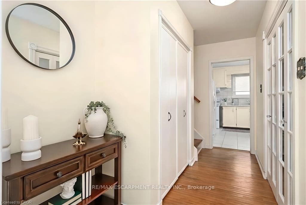 652 Ardleigh Crescent photo 6