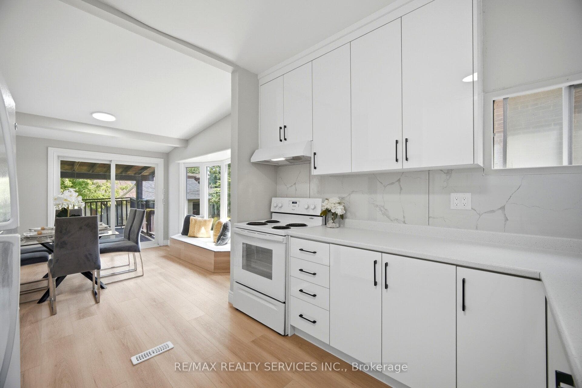 1147 Dufferin Street photo 6