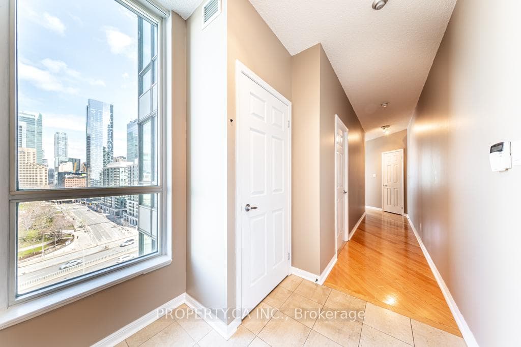 228 Queens Quay Unit 1602 photo 11