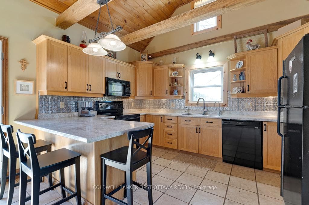 Lovely upgraded Laurysen kitchen