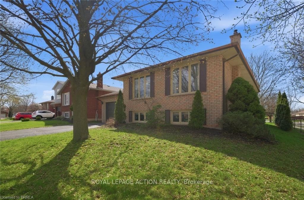 2 Flamboro Court photo 2