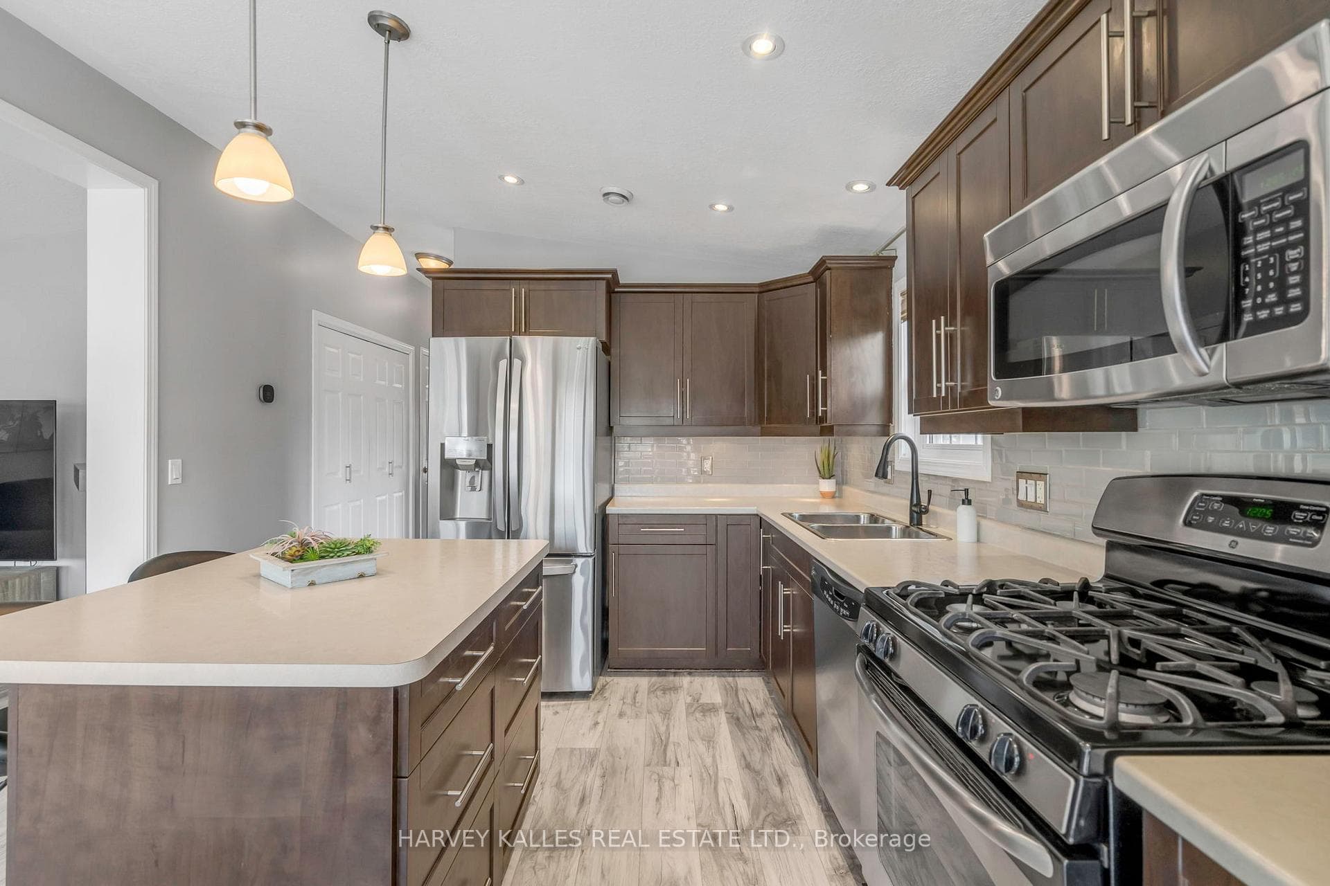 56 Jasper Heights photo 19