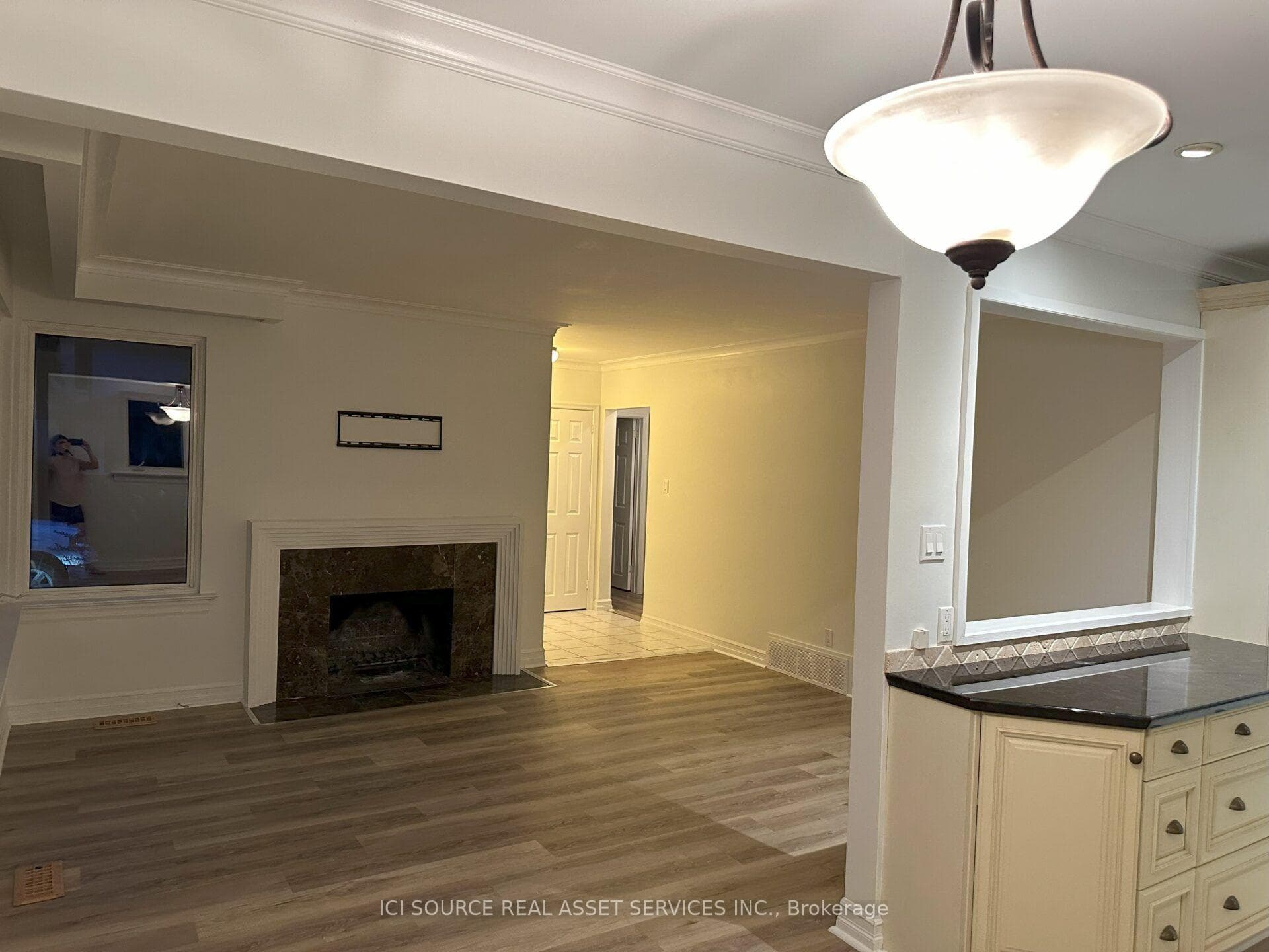 570 Wingrove Crescent photo 4