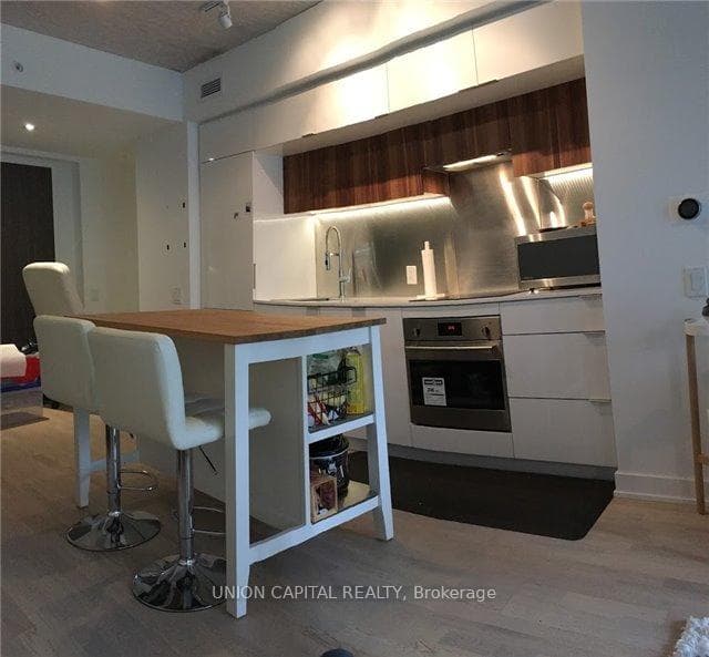185 Roehampton Avenue Unit 305 photo 5