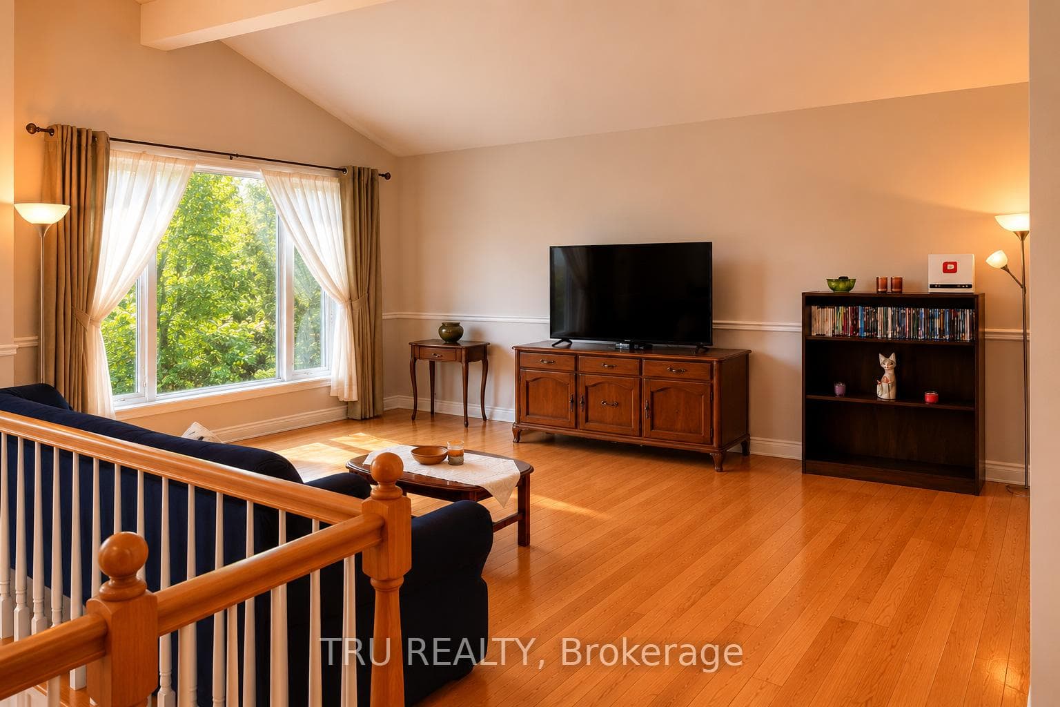 2422 Ouellette Road photo 4