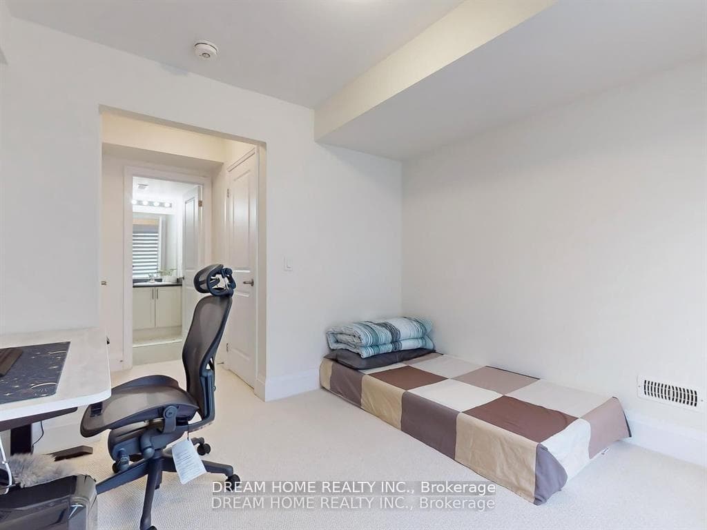 32 Kenneth Wood Crescent photo 27
