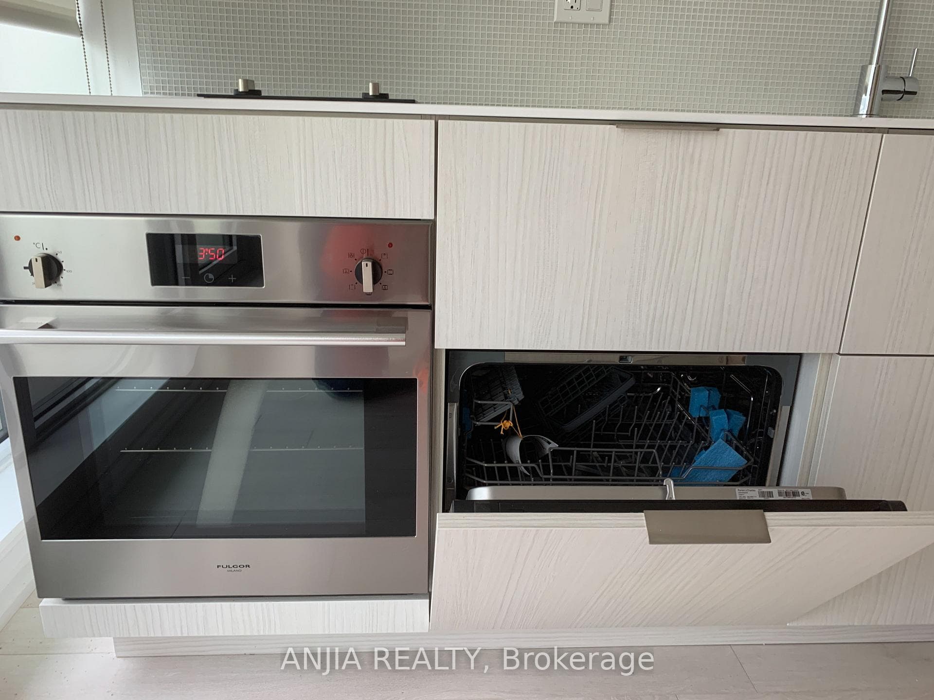 197 Yonge Street Unit 1308 photo 7