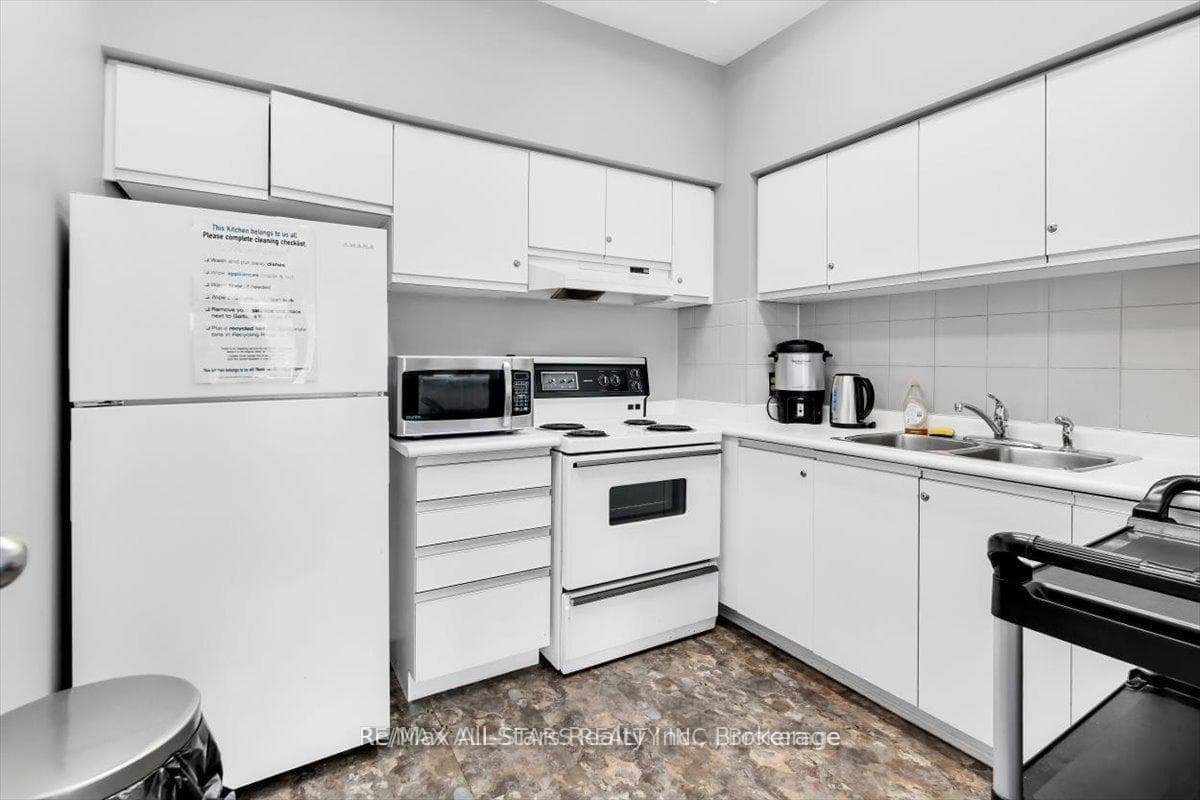 711 Rossland Road Unit 1002 photo 30
