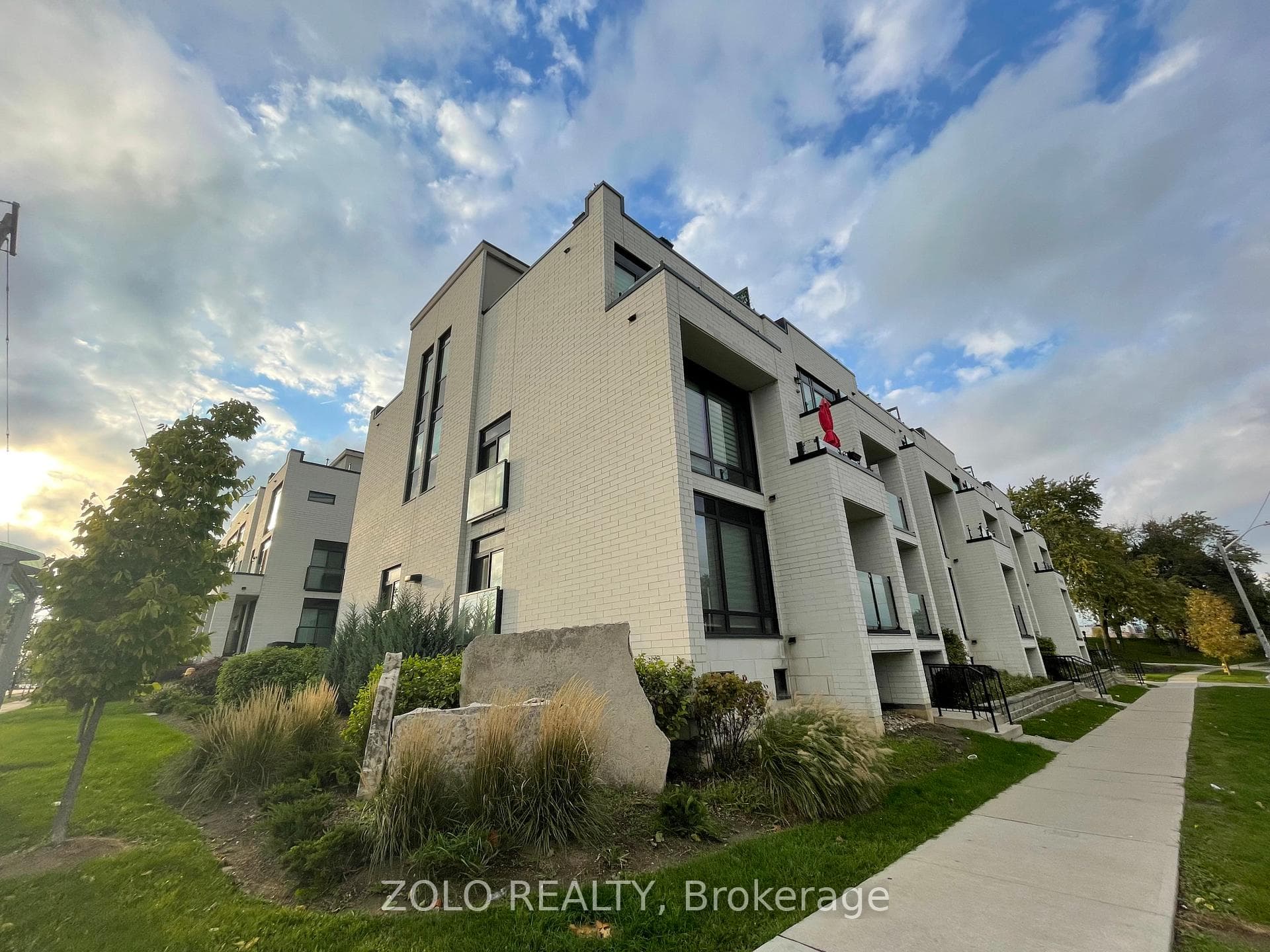 130 Widdicombe Hill Boulevard Unit 418 photo 1