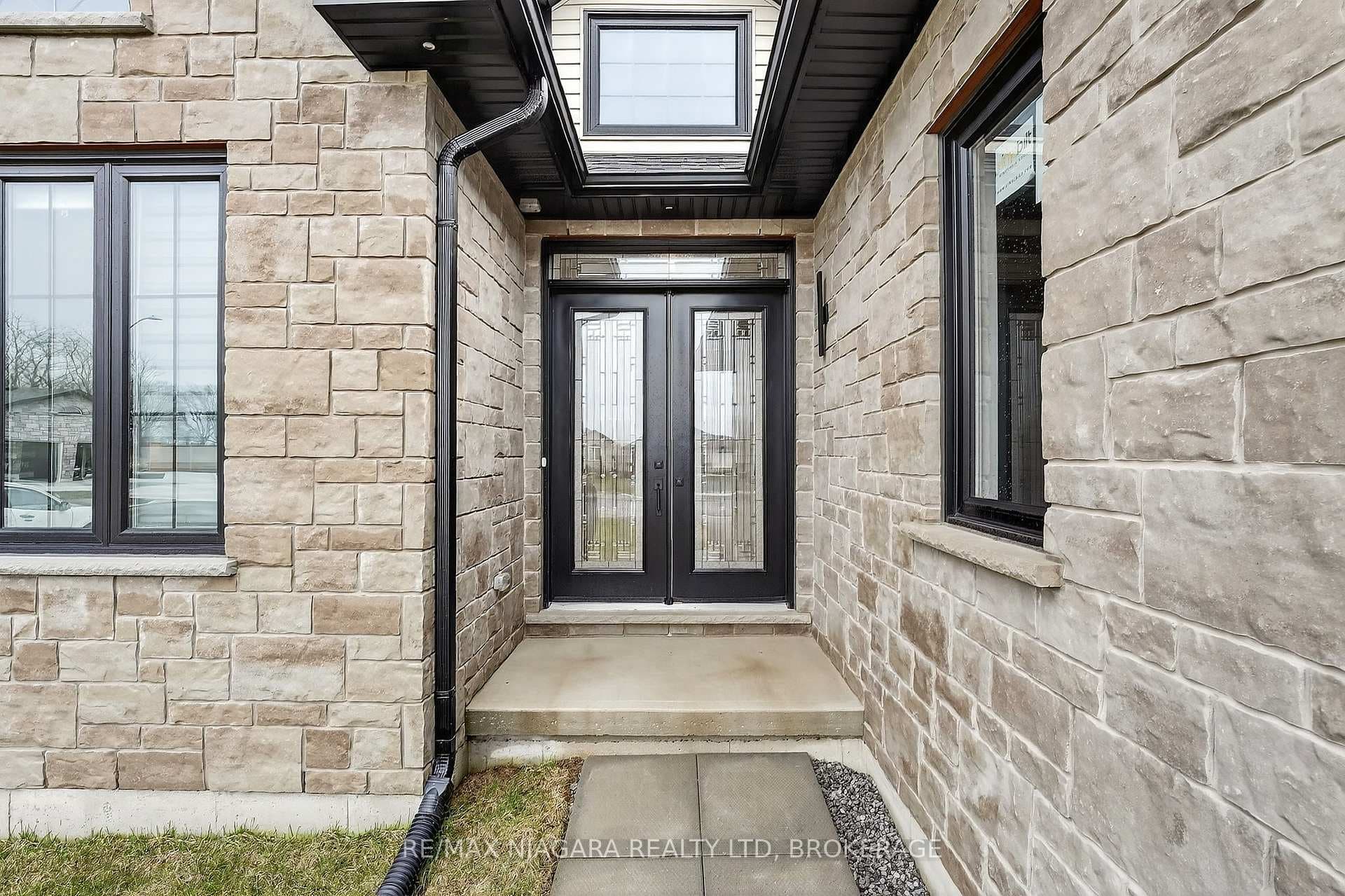 146 Hetram Court photo 3