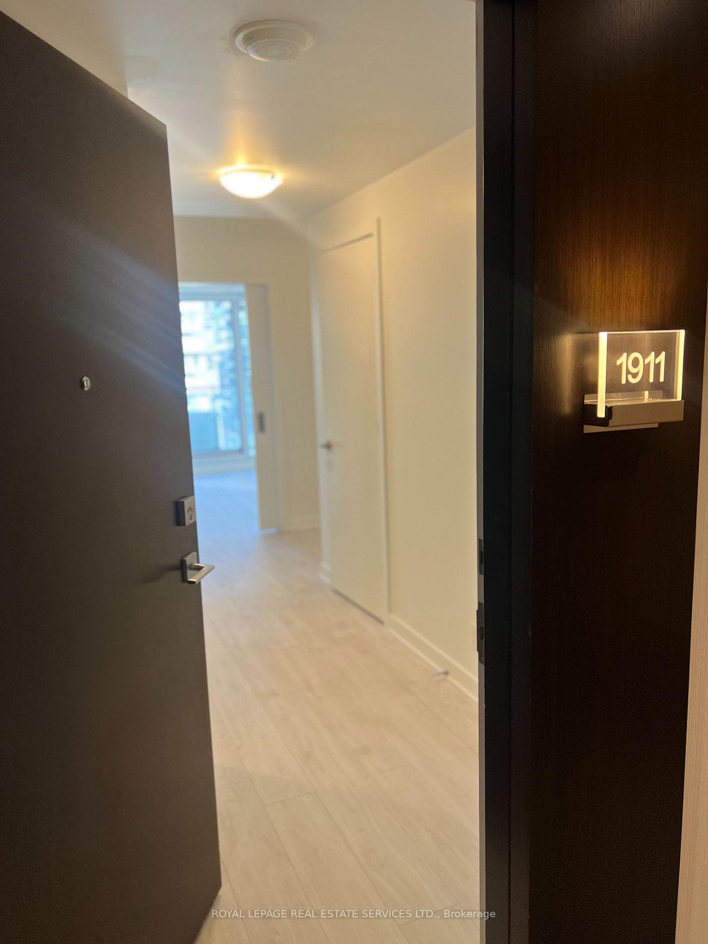 2221 Yonge Street Unit 1911 photo 1