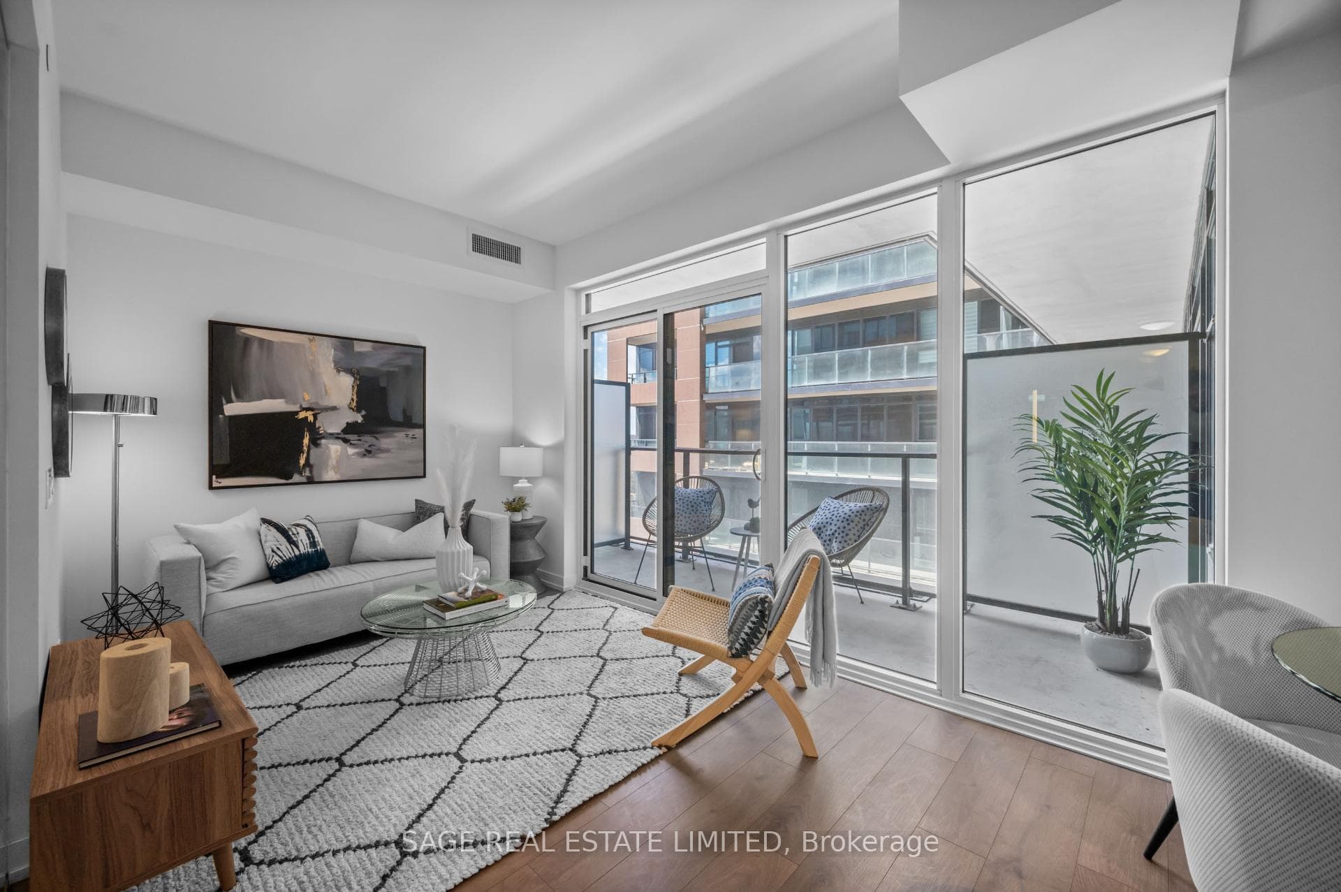270 Dufferin Street Unit 711 photo 2