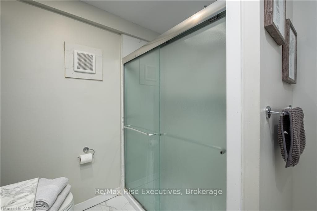 320 QUEEN Street photo 15