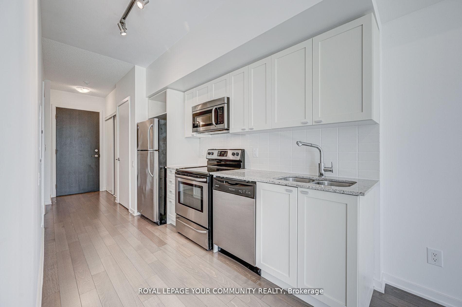 105 The Queensway Avenue Unit 413 photo 6