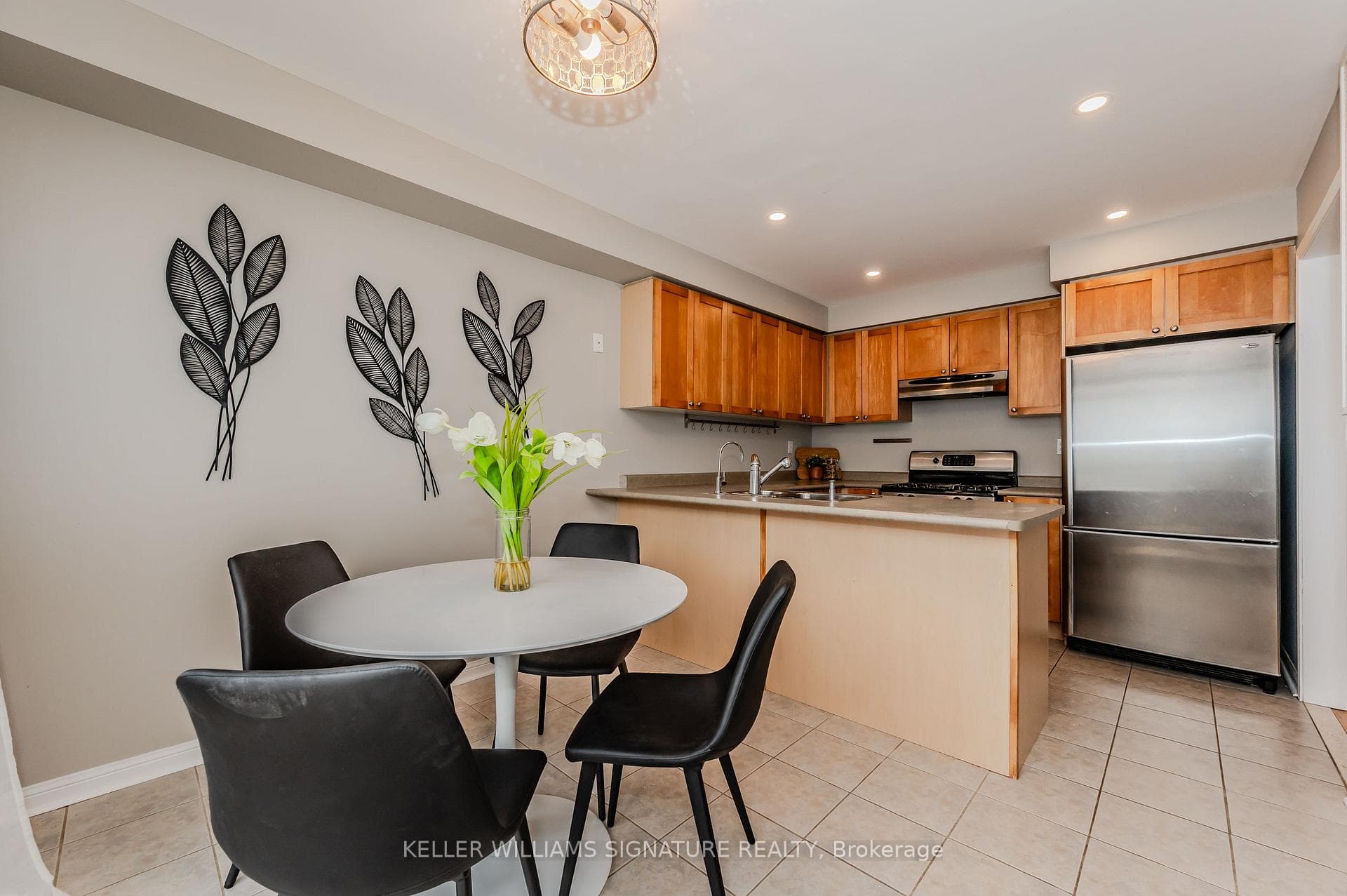 1635 Cartwright Crescent photo 13