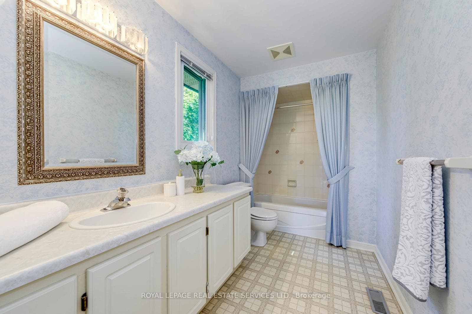 500 Woodview Road photo 29