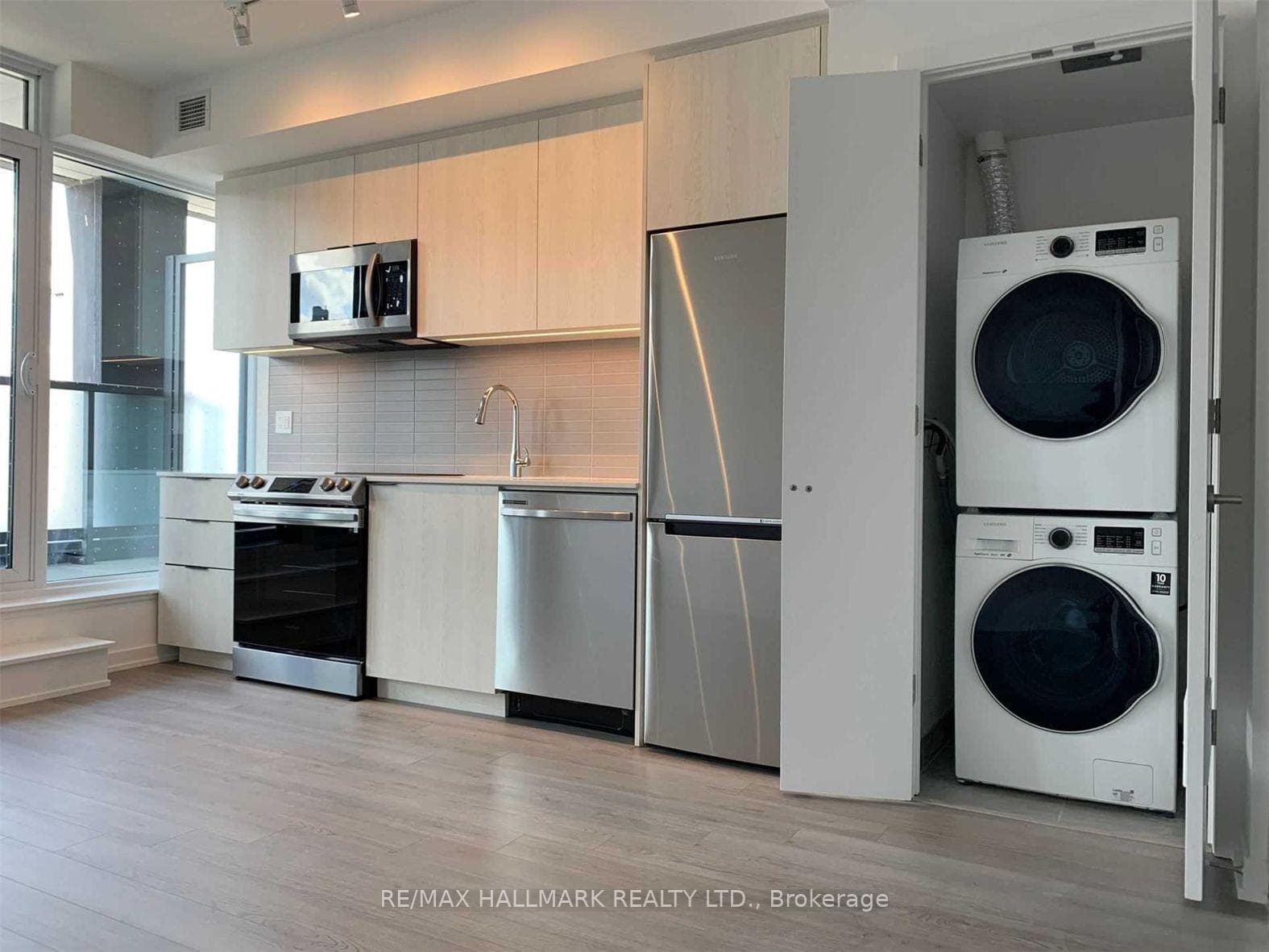 Ensuite full size white washer/dryer