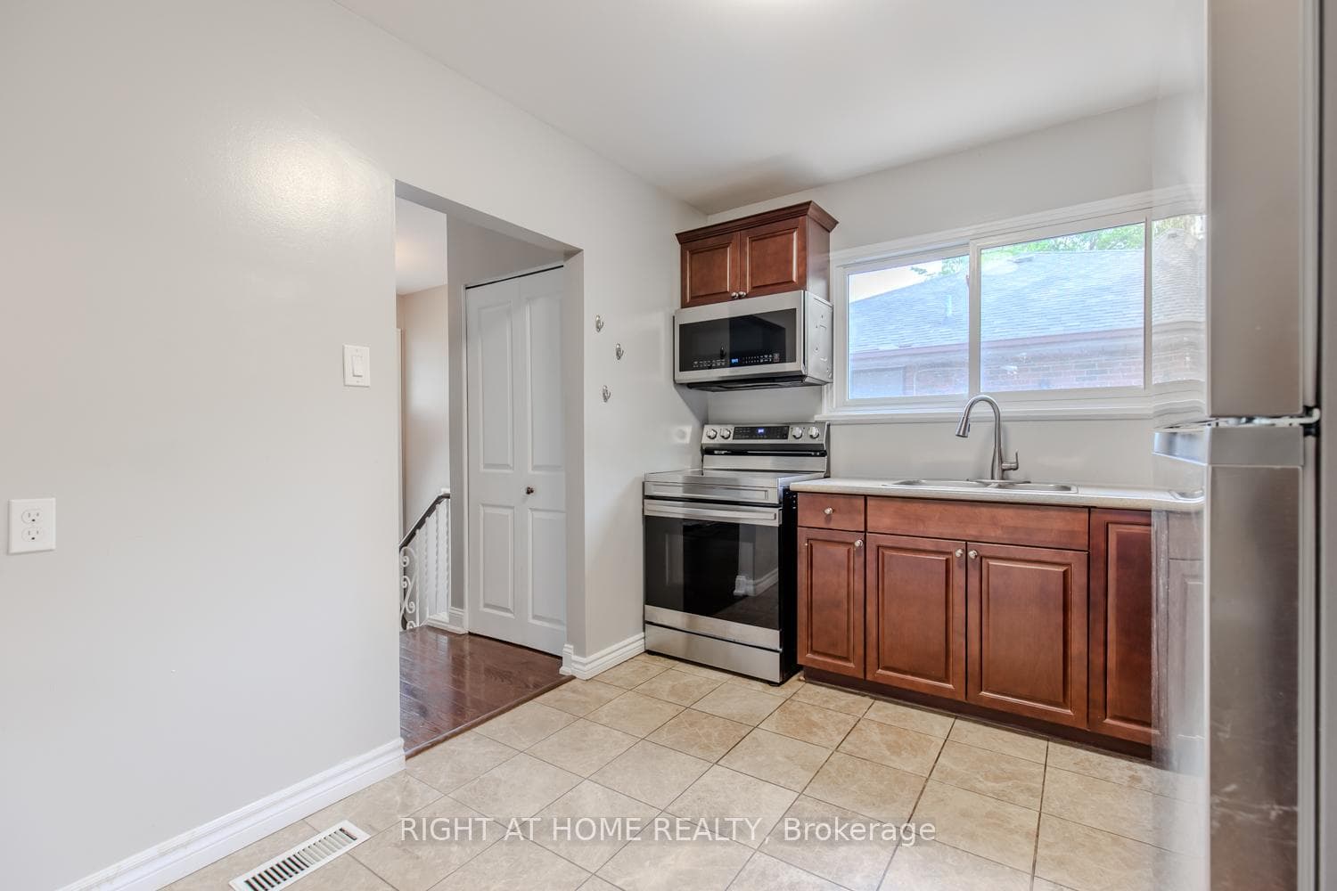 12 Murellen Crescent photo 11