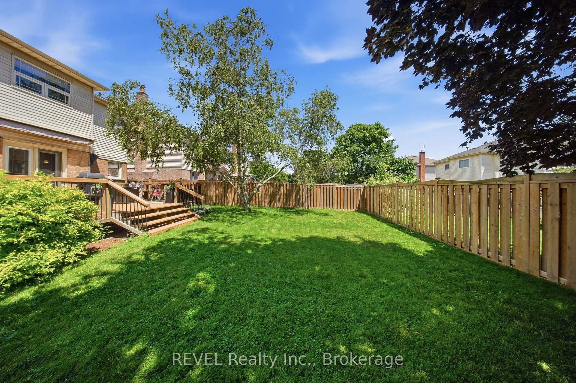 29 Stratton Crescent photo 44