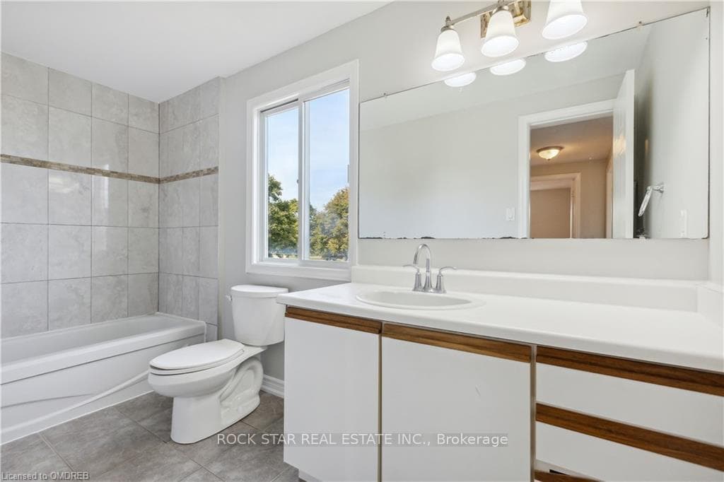 521 Rosemeadow Crescent Unit A photo 16