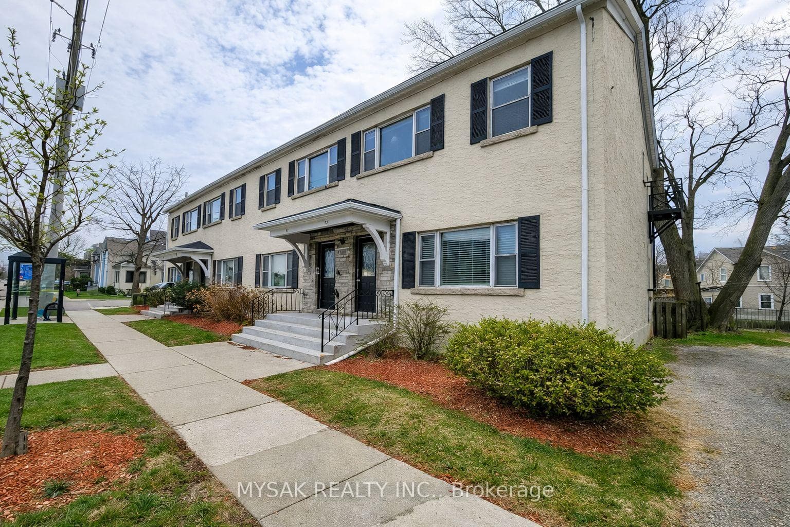 32-36 WELLAND Avenue photo 2