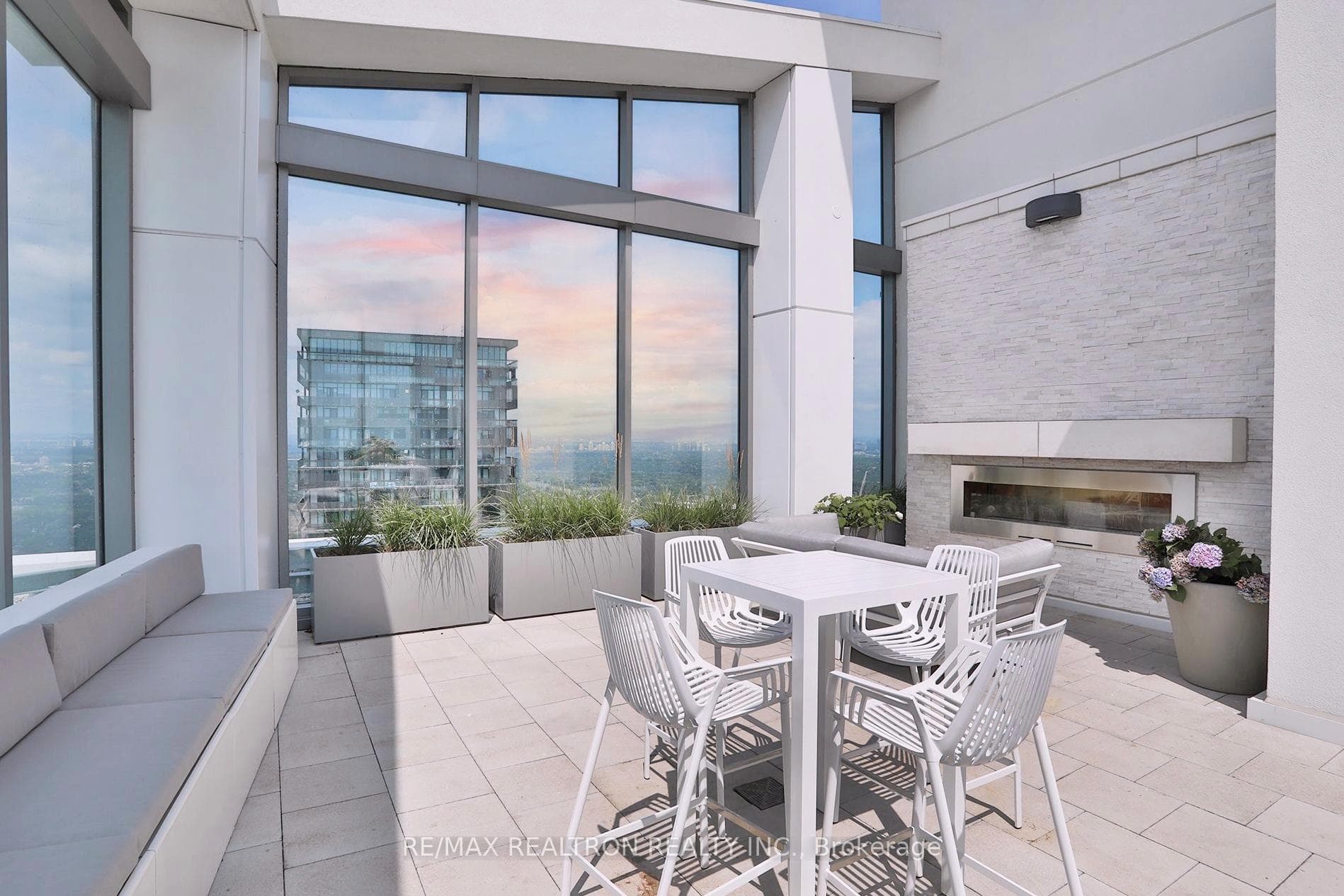 2221 Yonge Street Unit 4205 photo 32