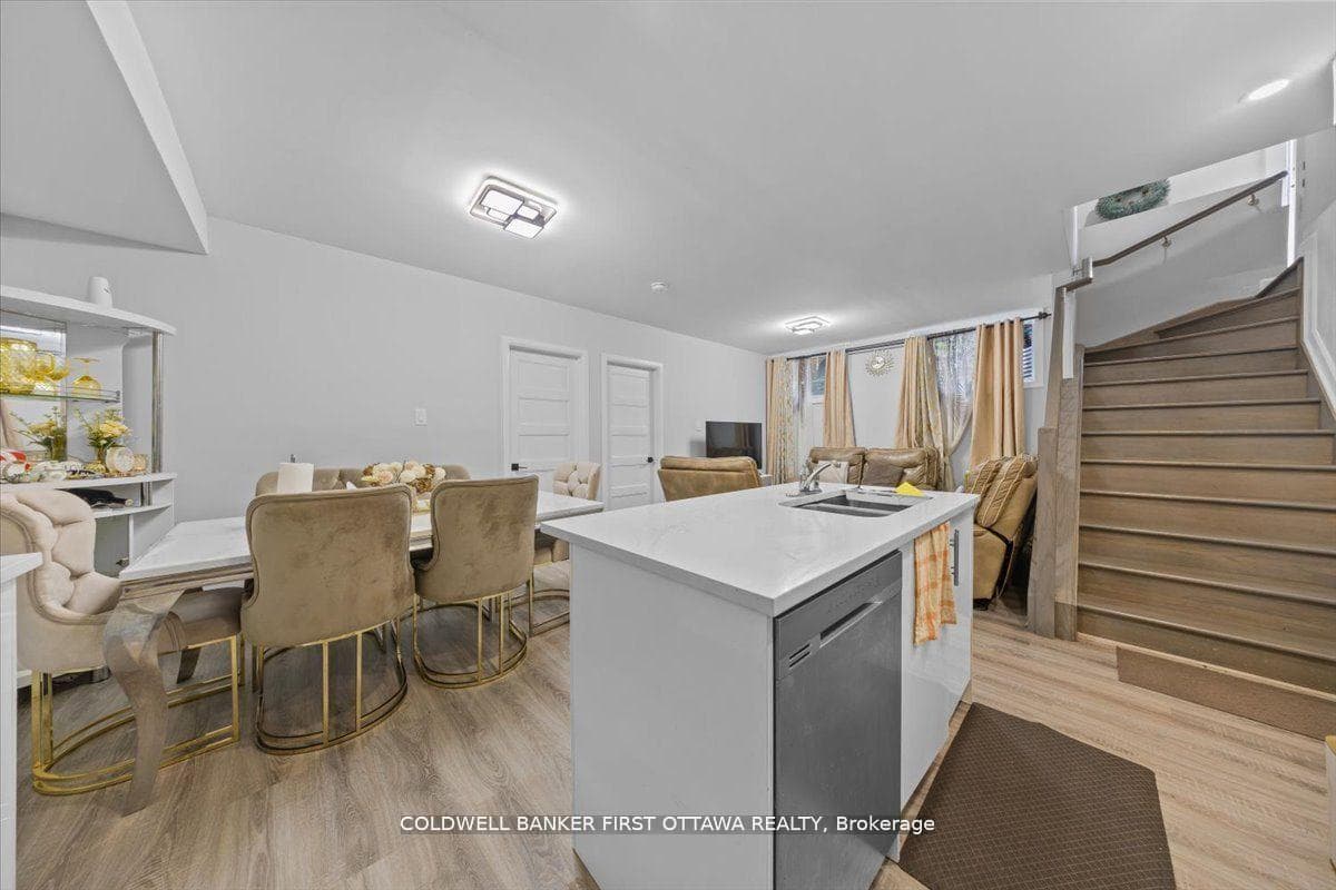 560 QUEEN MARY Street photo 36