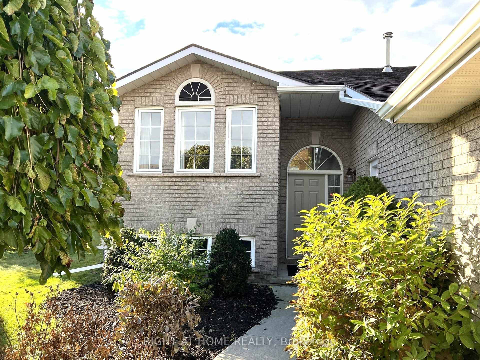 590 Arbour Crescent photo 4