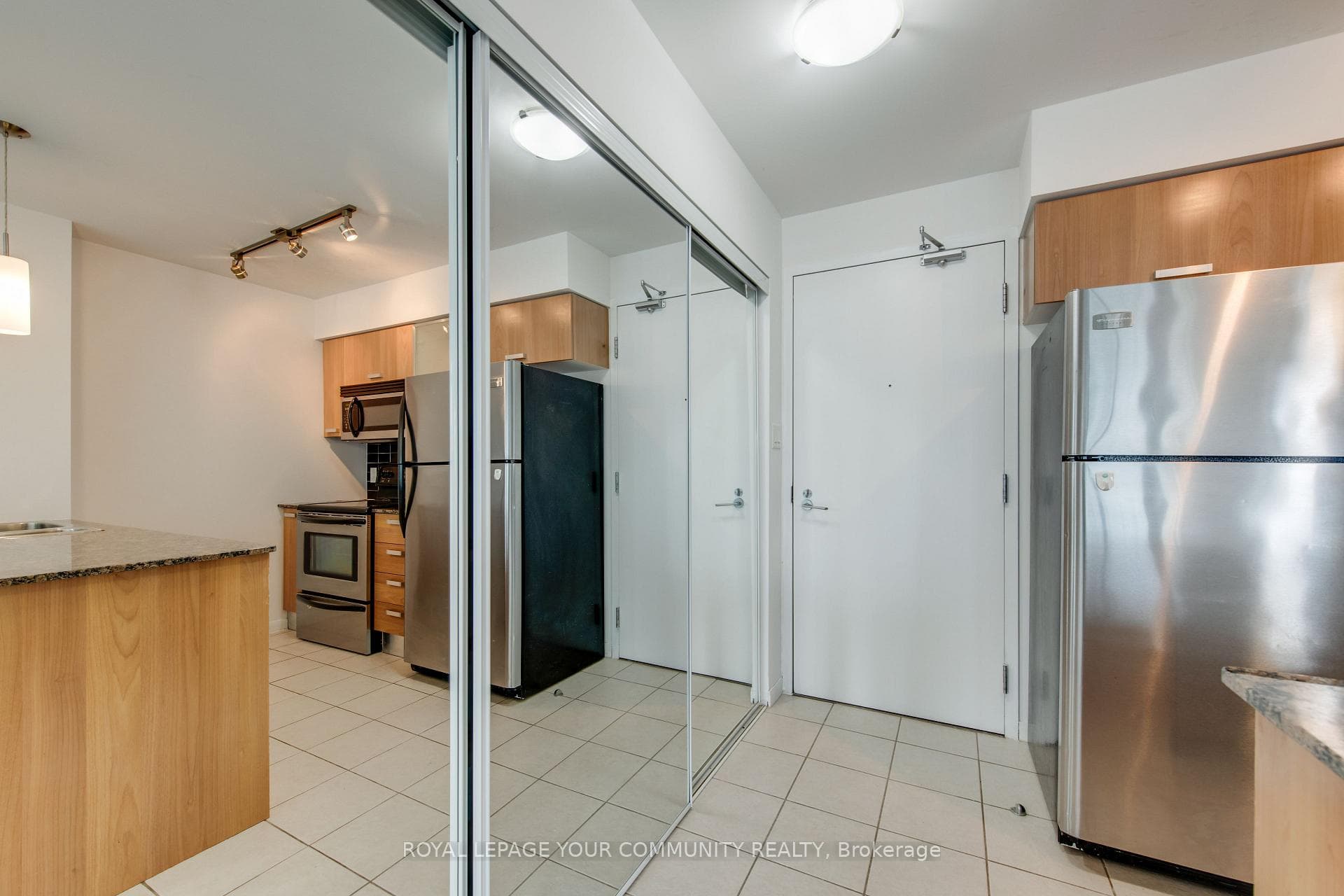 37 Grosvenor Street Unit 2509 photo 4