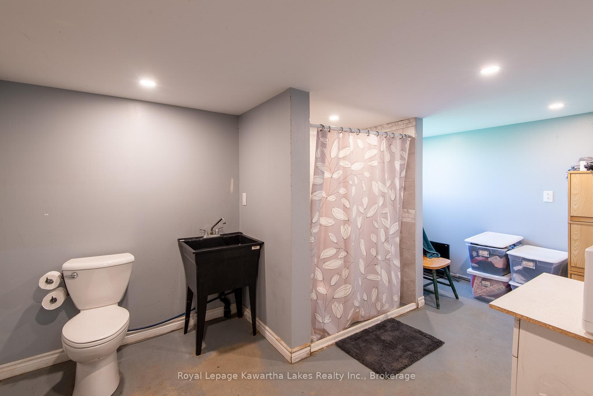 Washroom with Shower off Shop