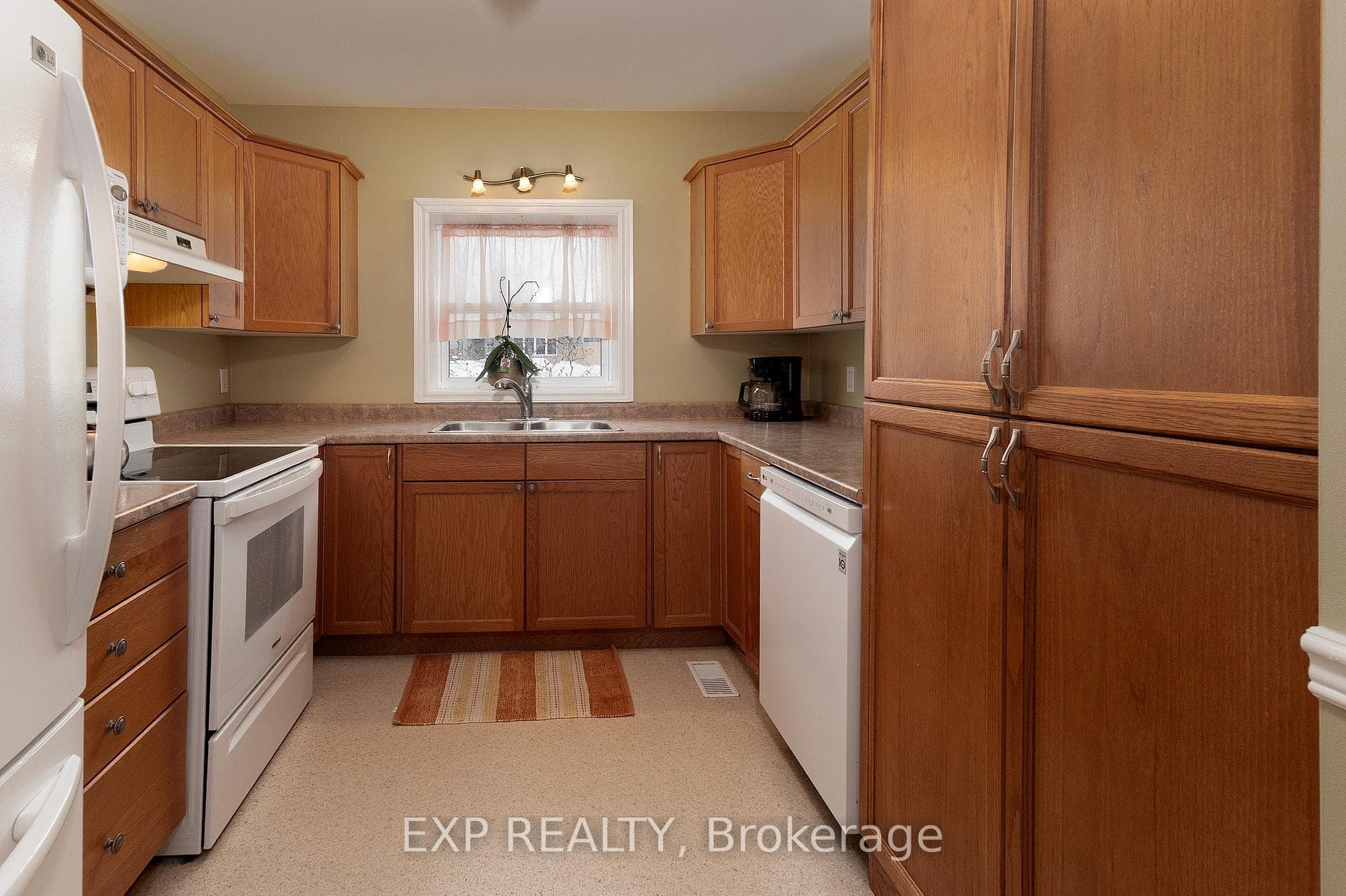 141 Dyer Street photo 8