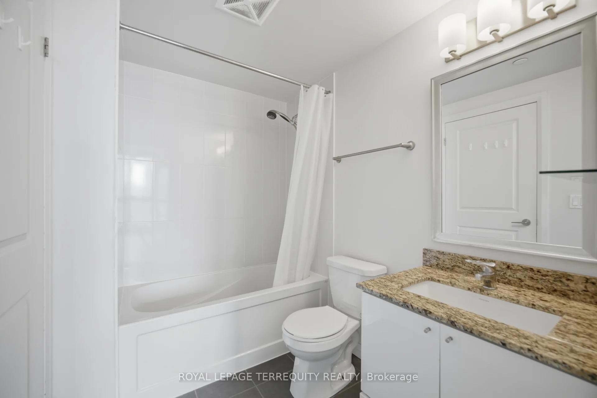 75 Eglinton Avenue Unit 703 photo 23