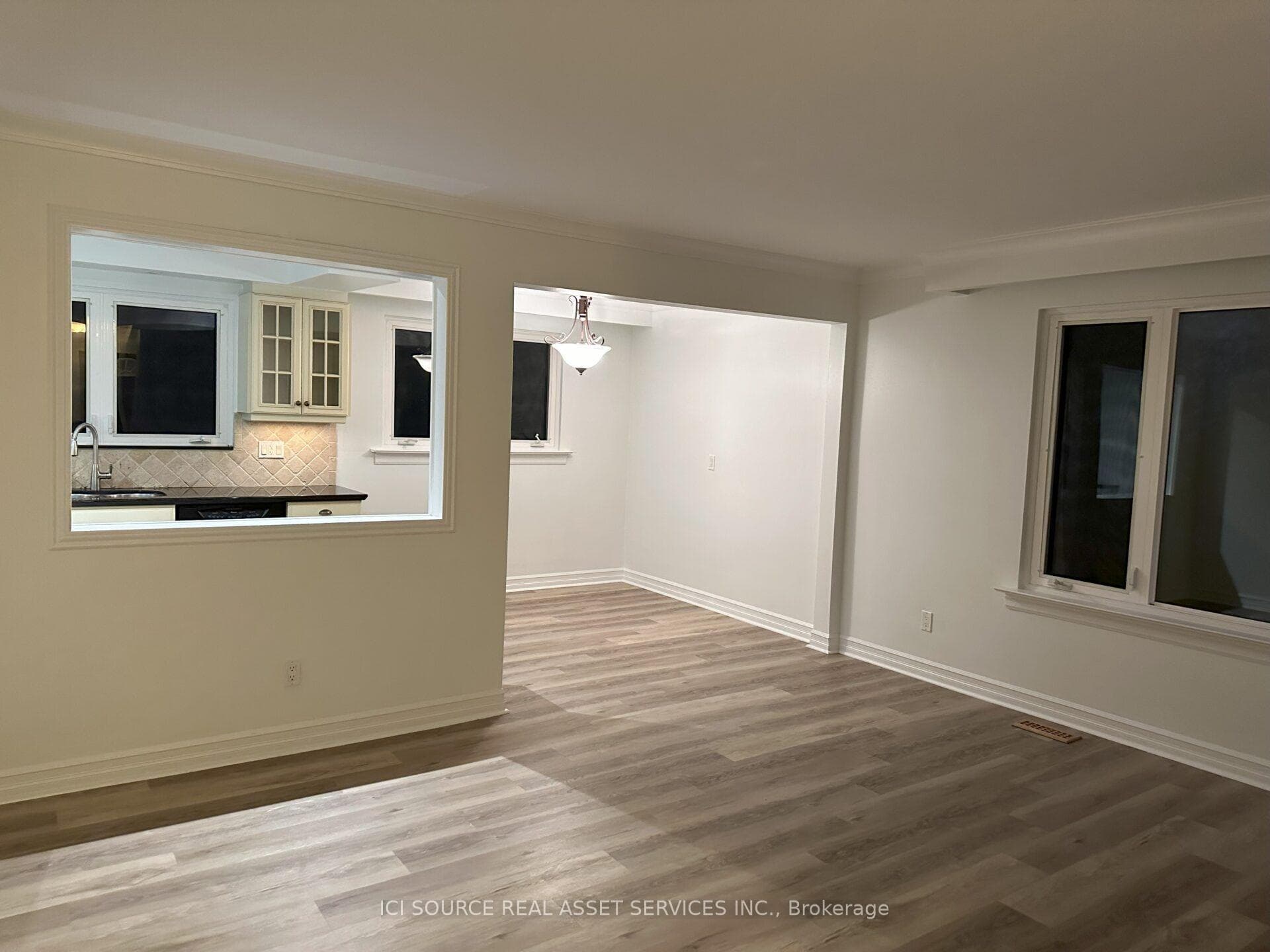 570 Wingrove Crescent photo 3
