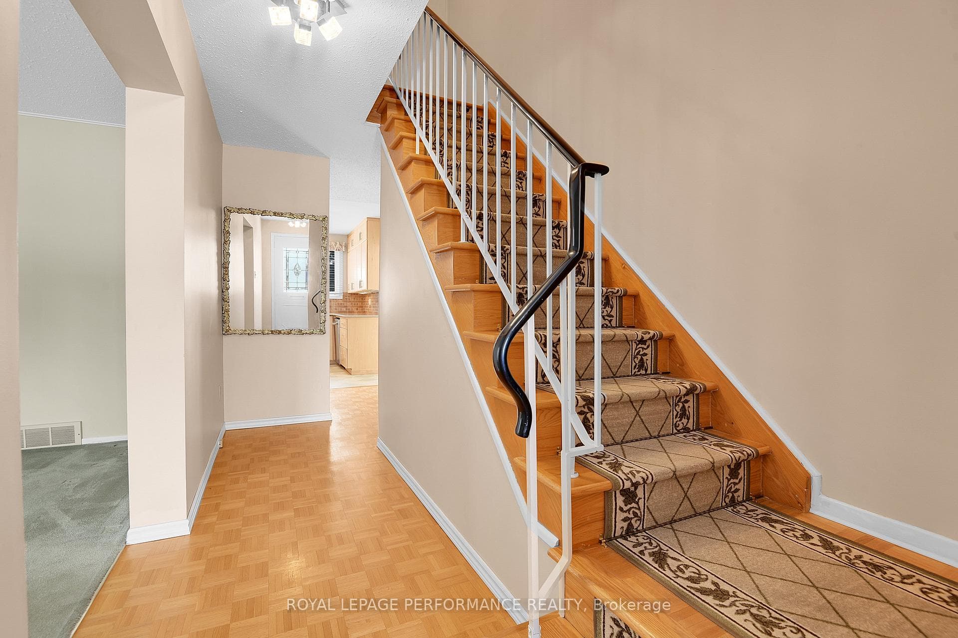 2166 Bickerton Avenue photo 4