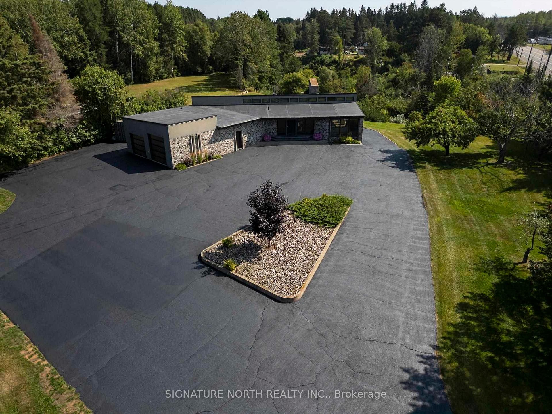 1577 Arthur Street W photo 2