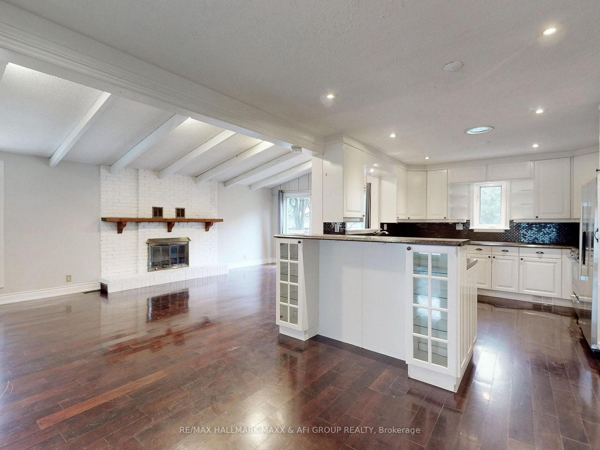 1036 Marley Crescent photo 9