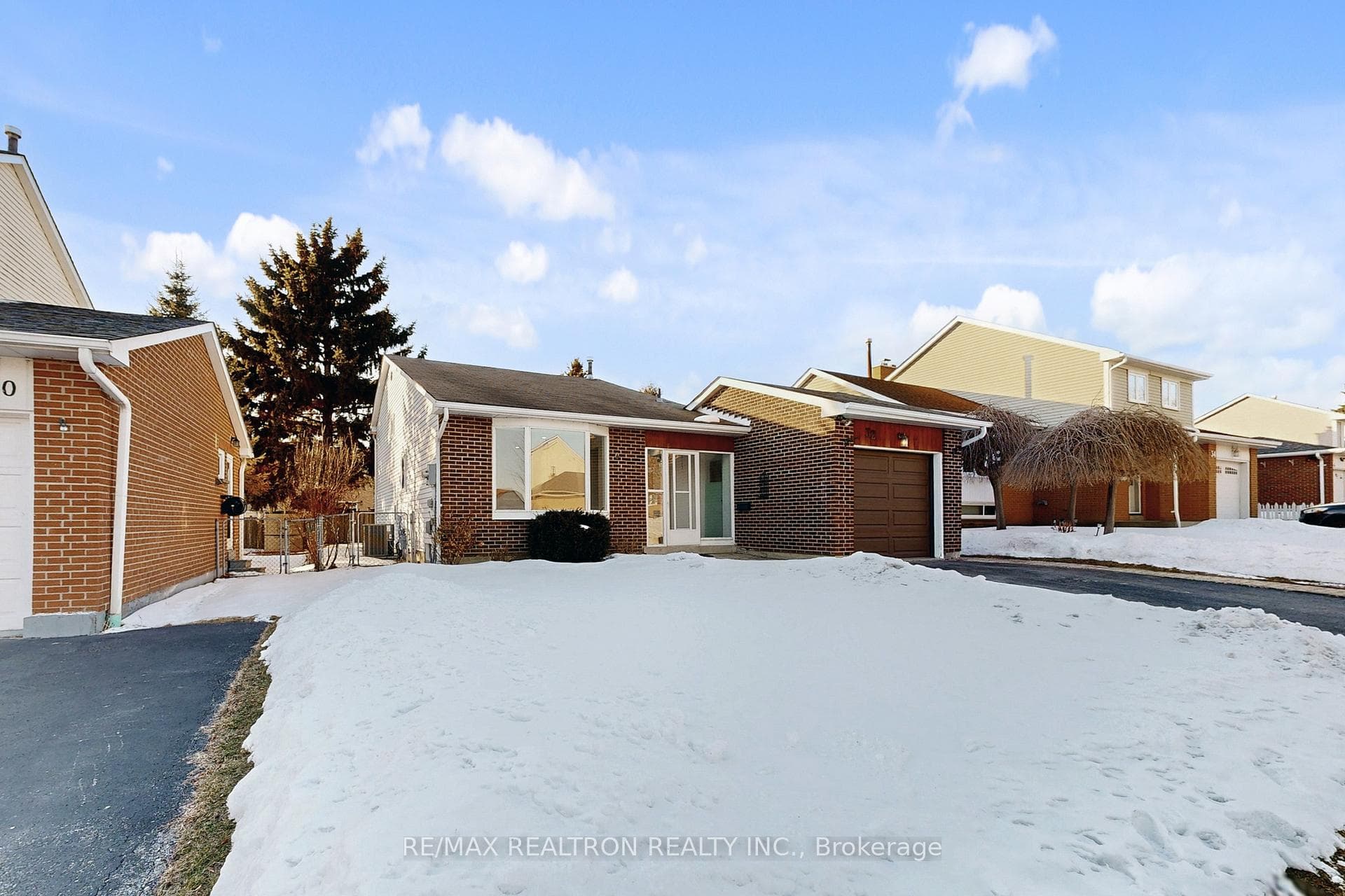 32 Panter Crescent photo 3