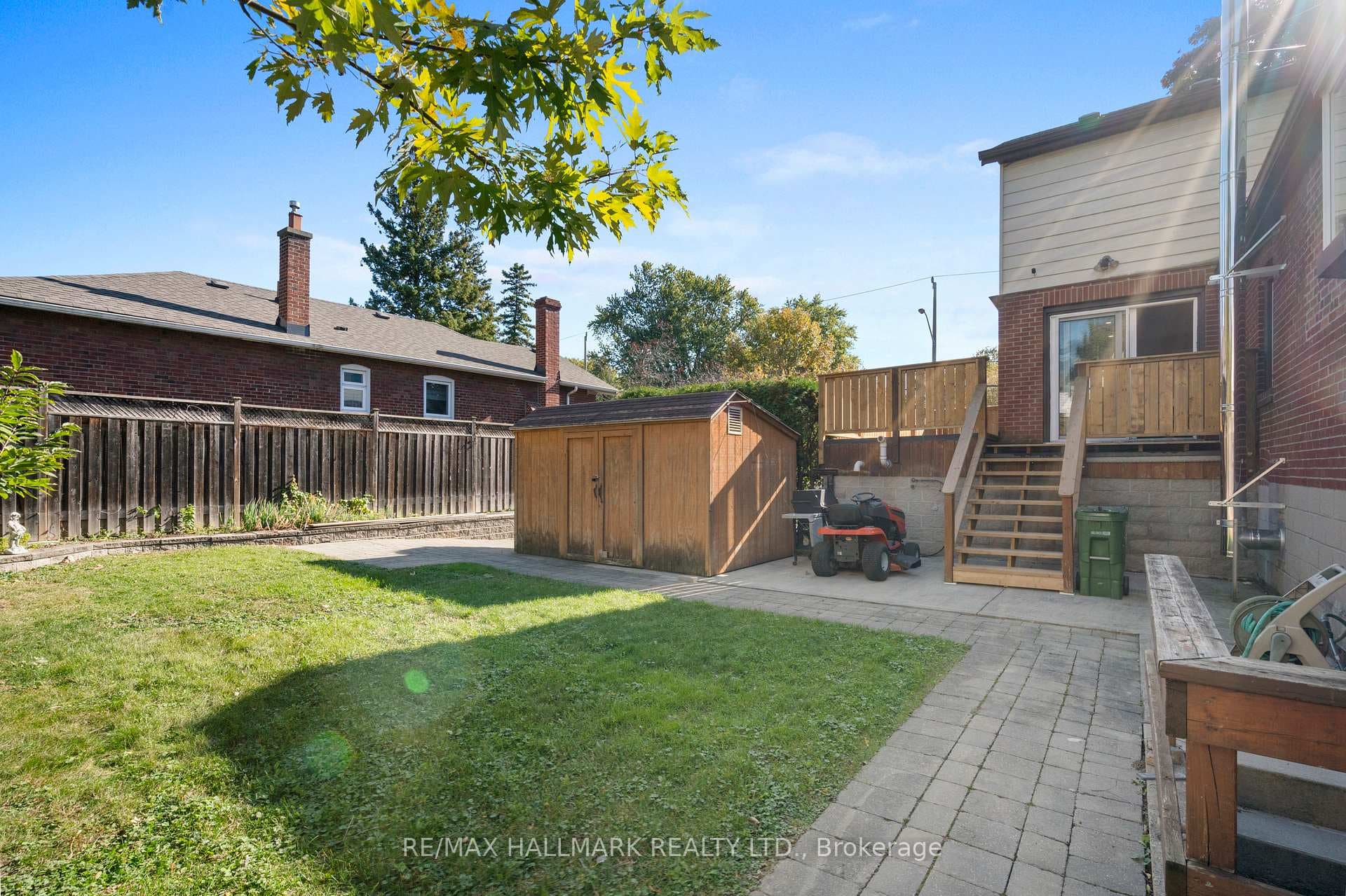 1 Squires Avenue photo 36