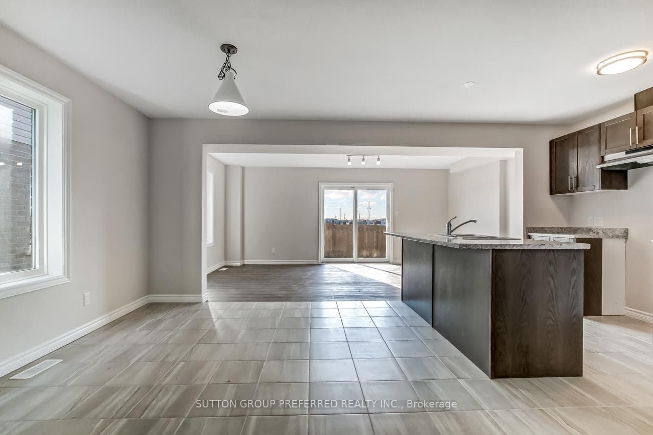 371 KENNINGTON Way photo 5