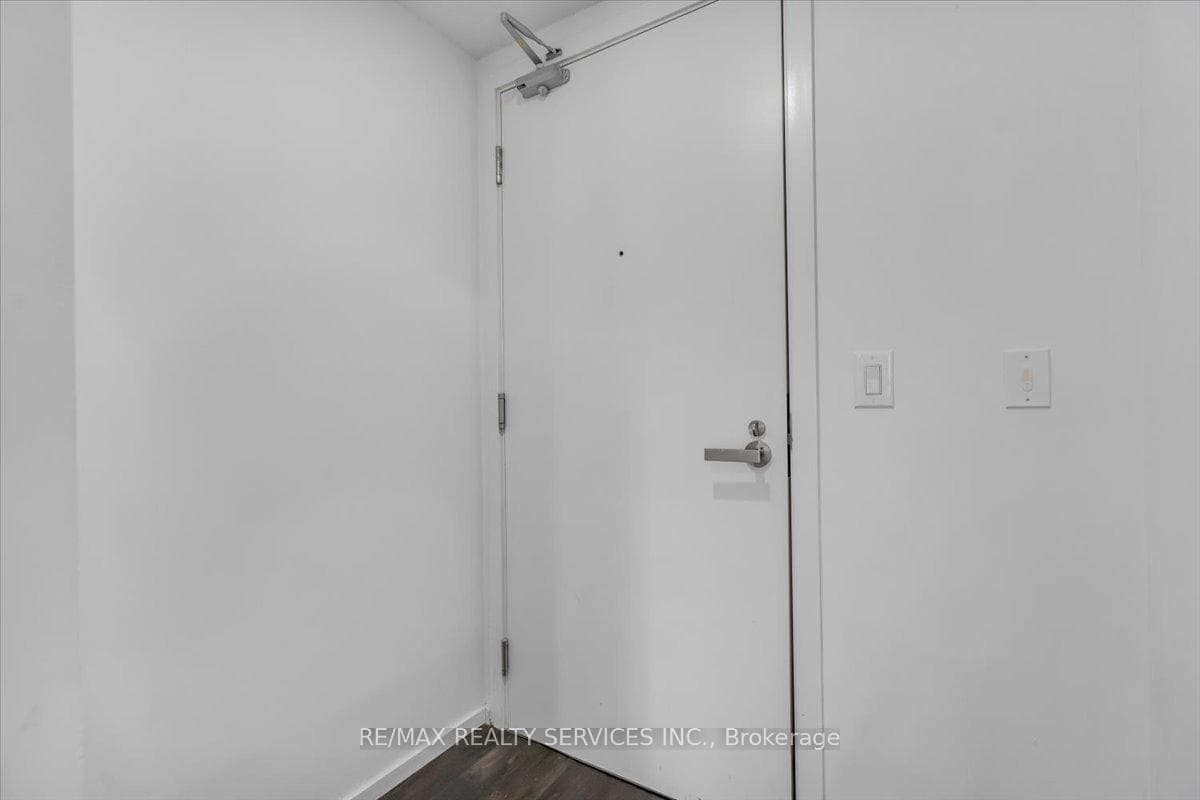 159 Dundas Street Unit 702 photo 4