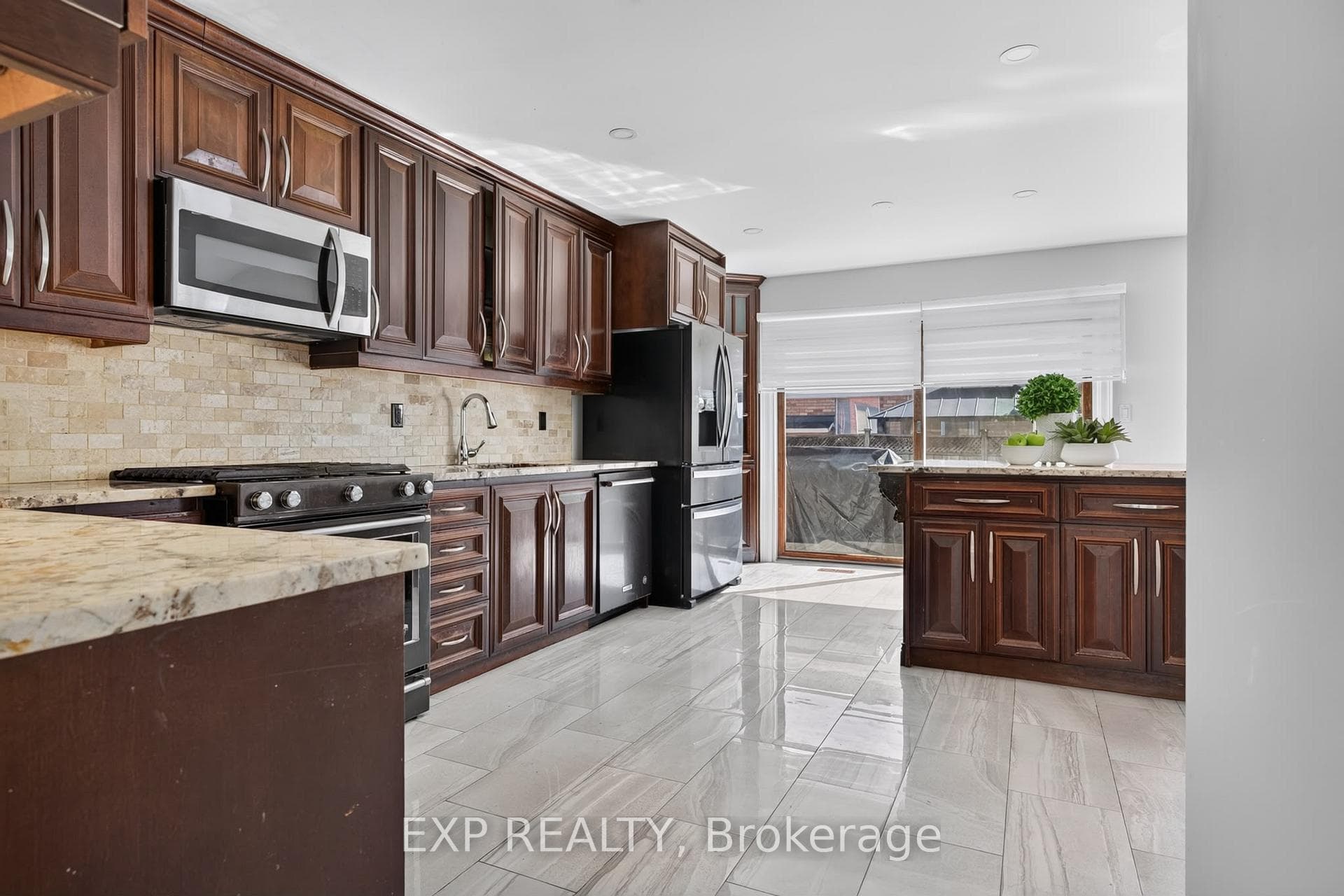 664 Dolby Crescent photo 6