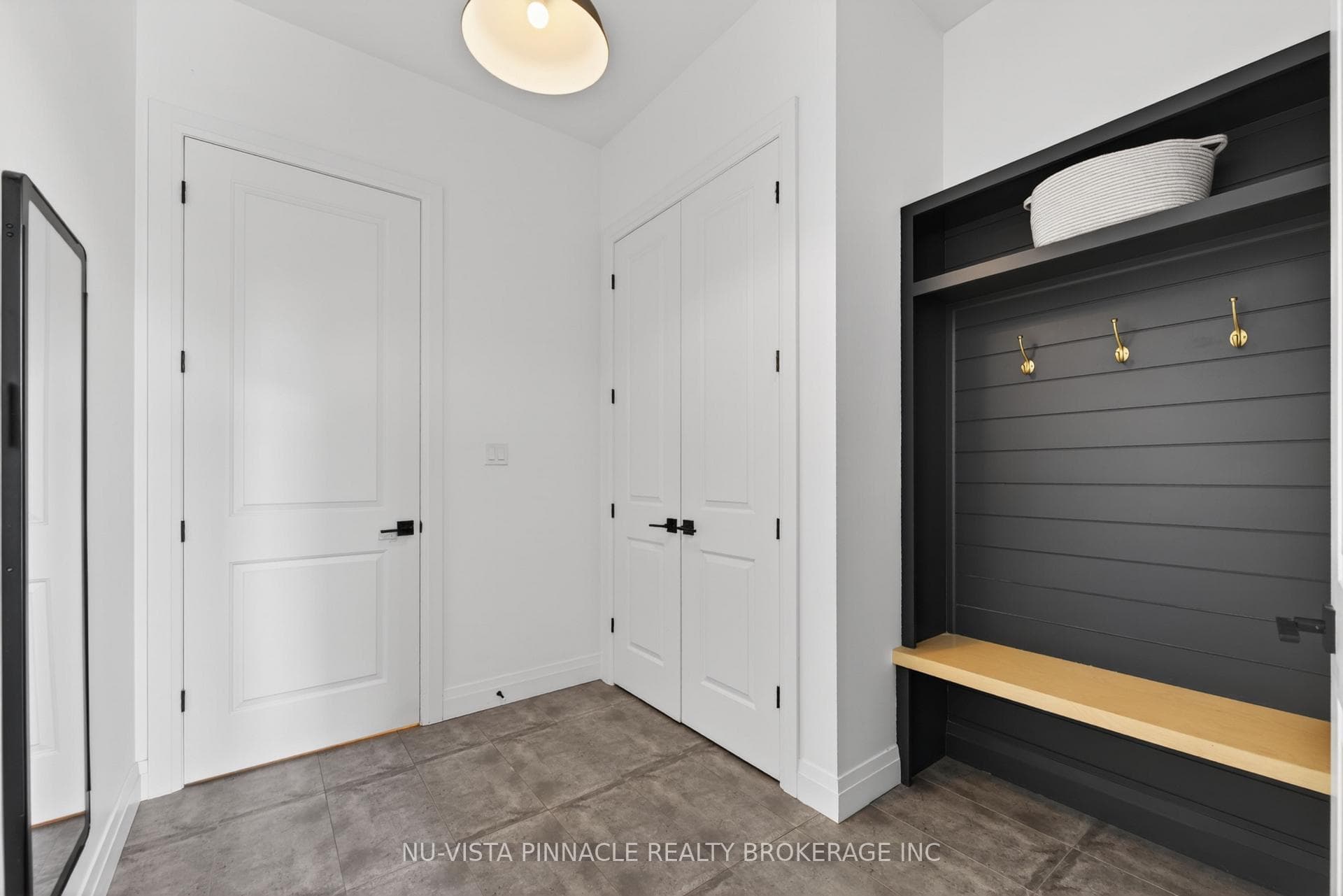 2572 LUCAS Avenue photo 21