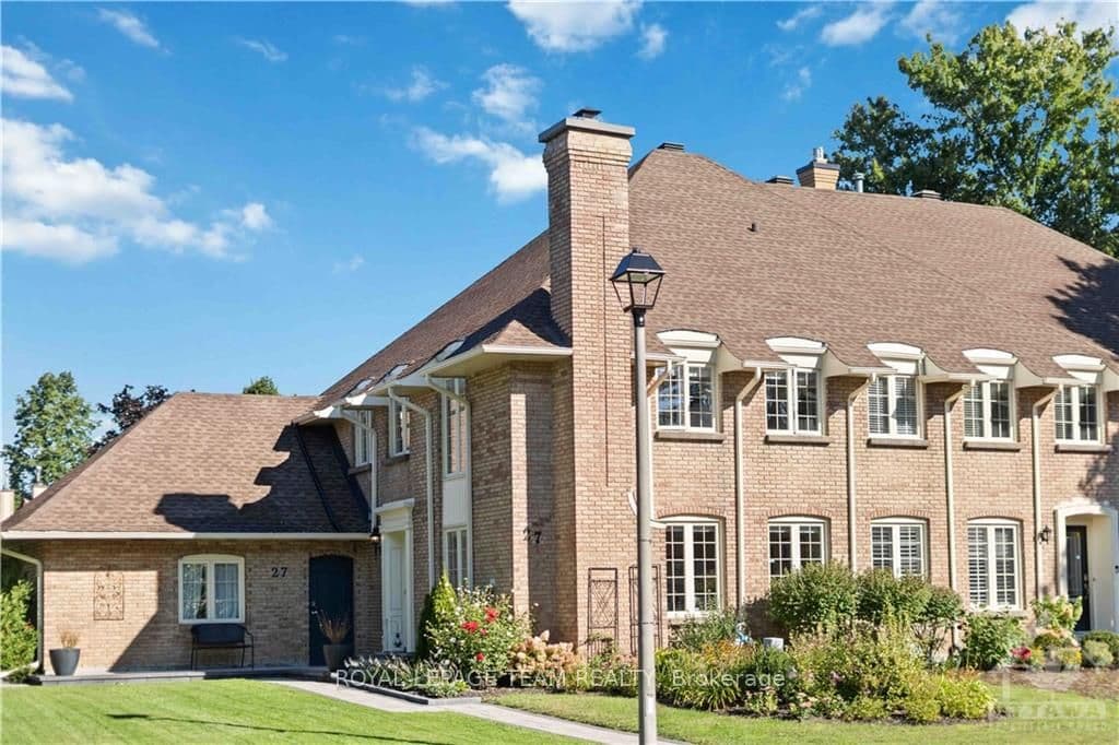 27 CHATSWORTH Crescent photo 1