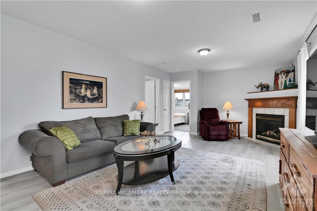 150 CASTLE GLEN Crescent photo 22