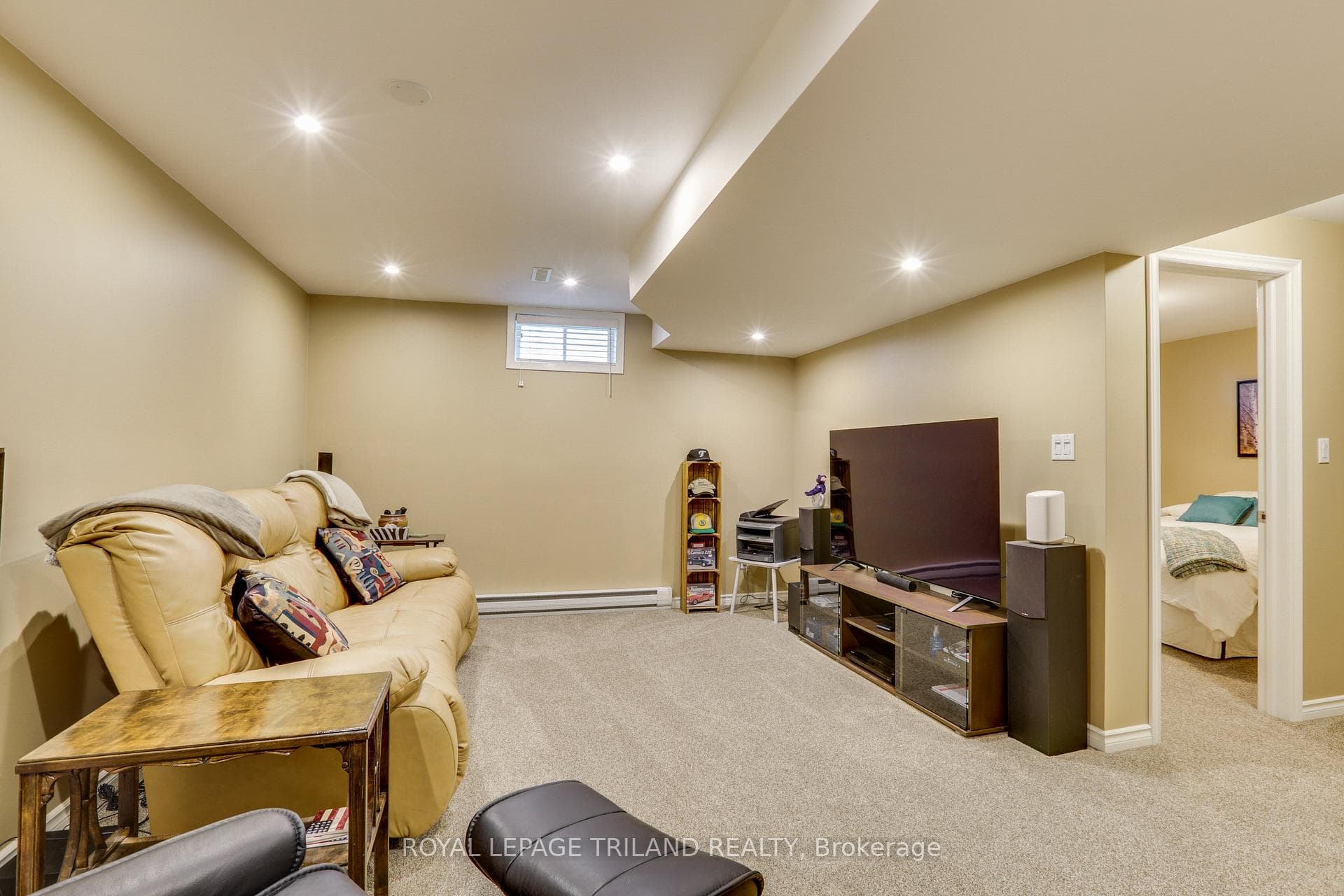 115 Acorn Crescent photo 24